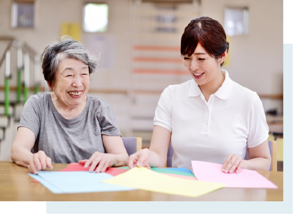 スタッフと折り紙をする利用者