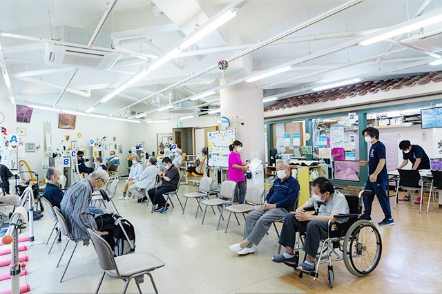 トレーニングをするたくさんの利用者